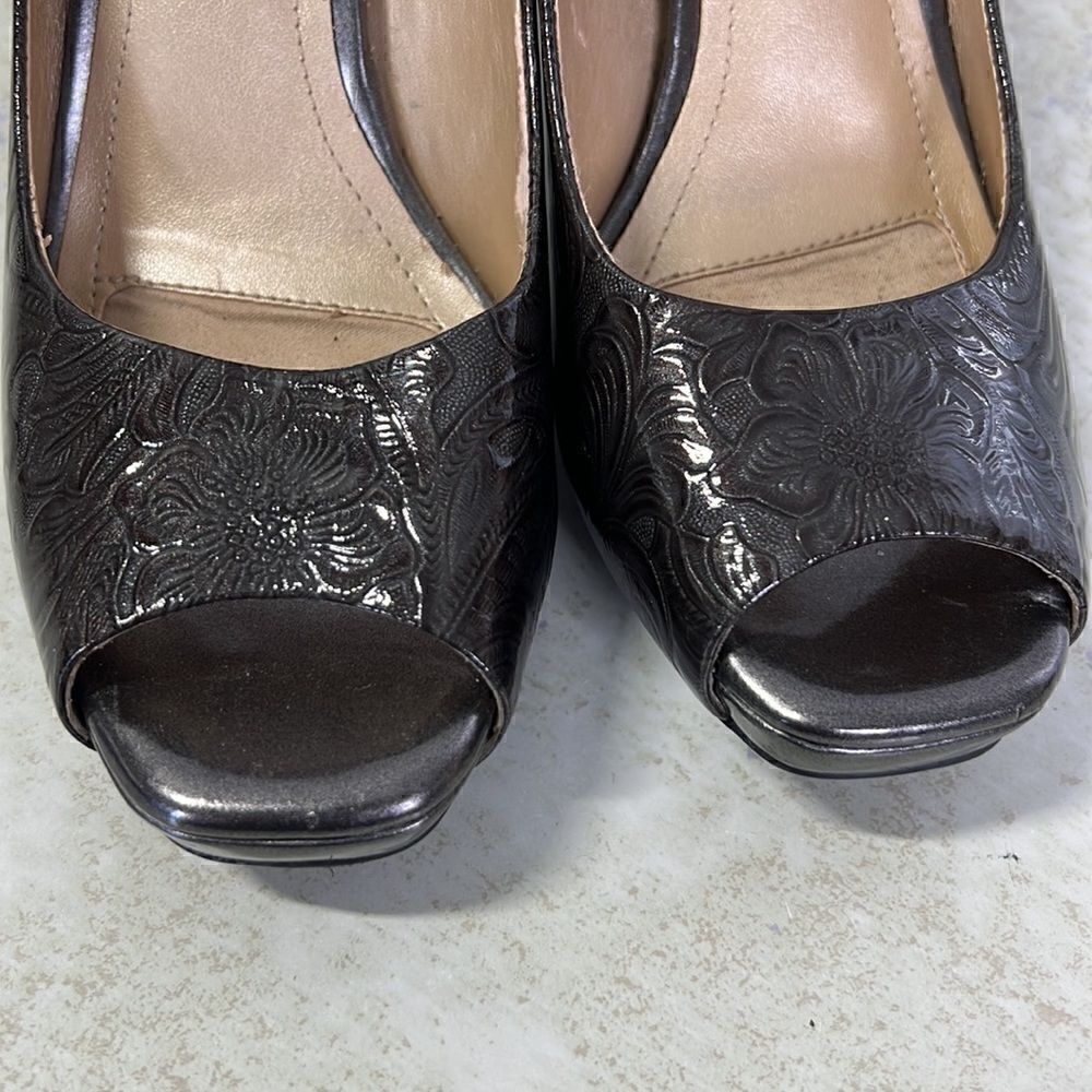 Alex Marie Flower Embossed Pumps 7.5 - Picture 2 of 9